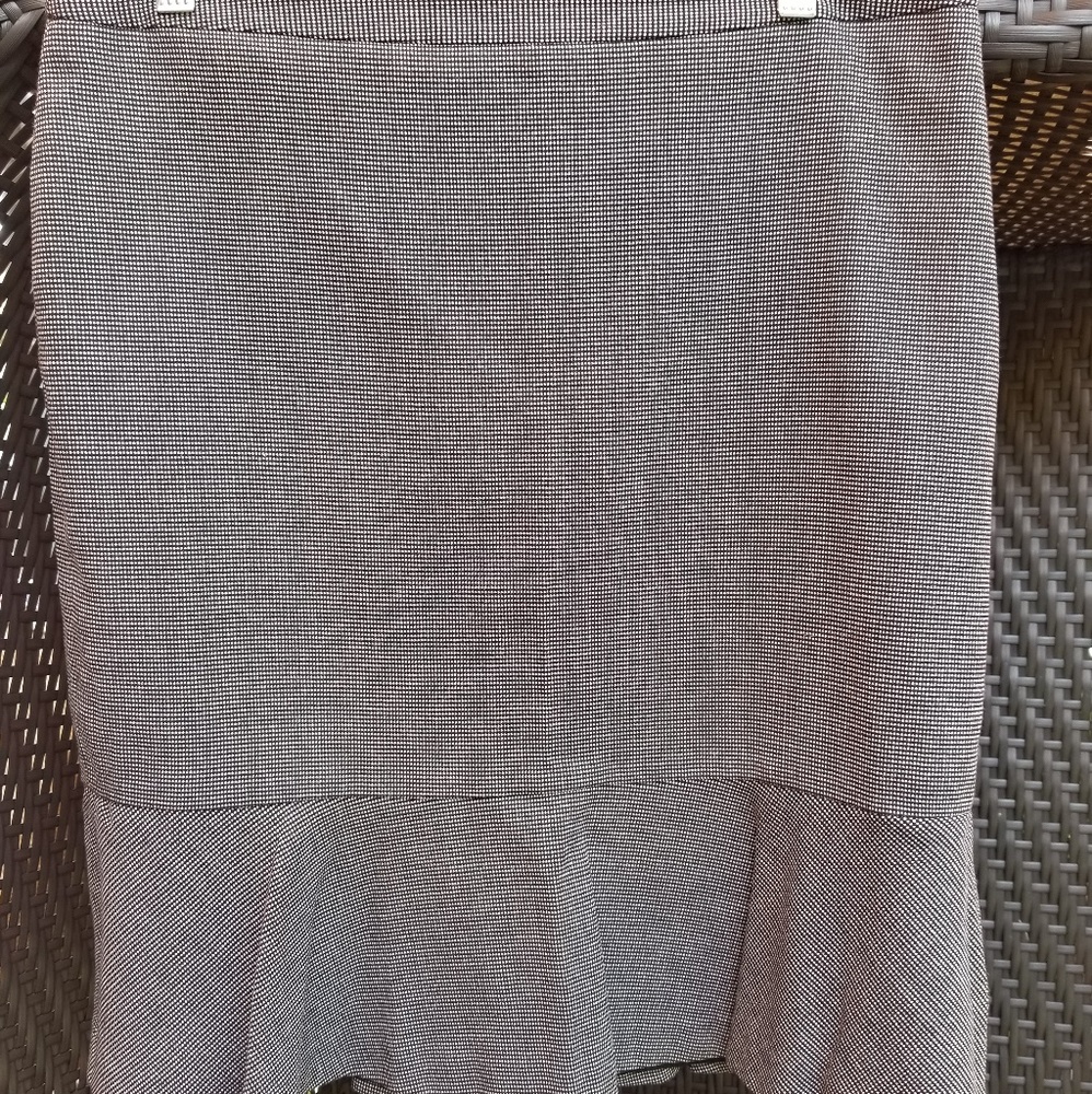 Mini skirt with bottom ruffle